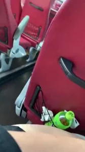 朋友下车和他身材火爆的女友长途大巴最后一排啪啪玩车震超刺激