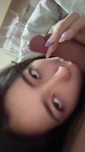 搞怪女吃鸡吧还做鬼脸，射求一嘴精液