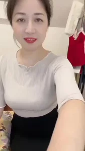 【雨哥原创】风韵犹存的熟女自拍发骚勾引我