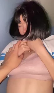 害羞短发小妹