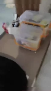 酒后发骚的老婆根本没有抵抗力，绿帽带着单男又亲又抱