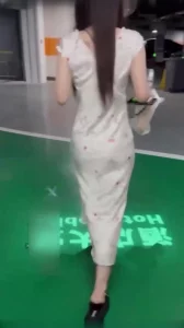 台球助教从停车场干到酒店这也太闷骚了穿着清纯碎花裙内衣内裤居